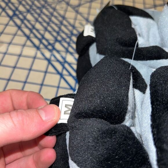 Comfy Feet Las Vegas Raiders Sneaker Slippers NWT Black Sliver Size Medium - Picture 8 of 9